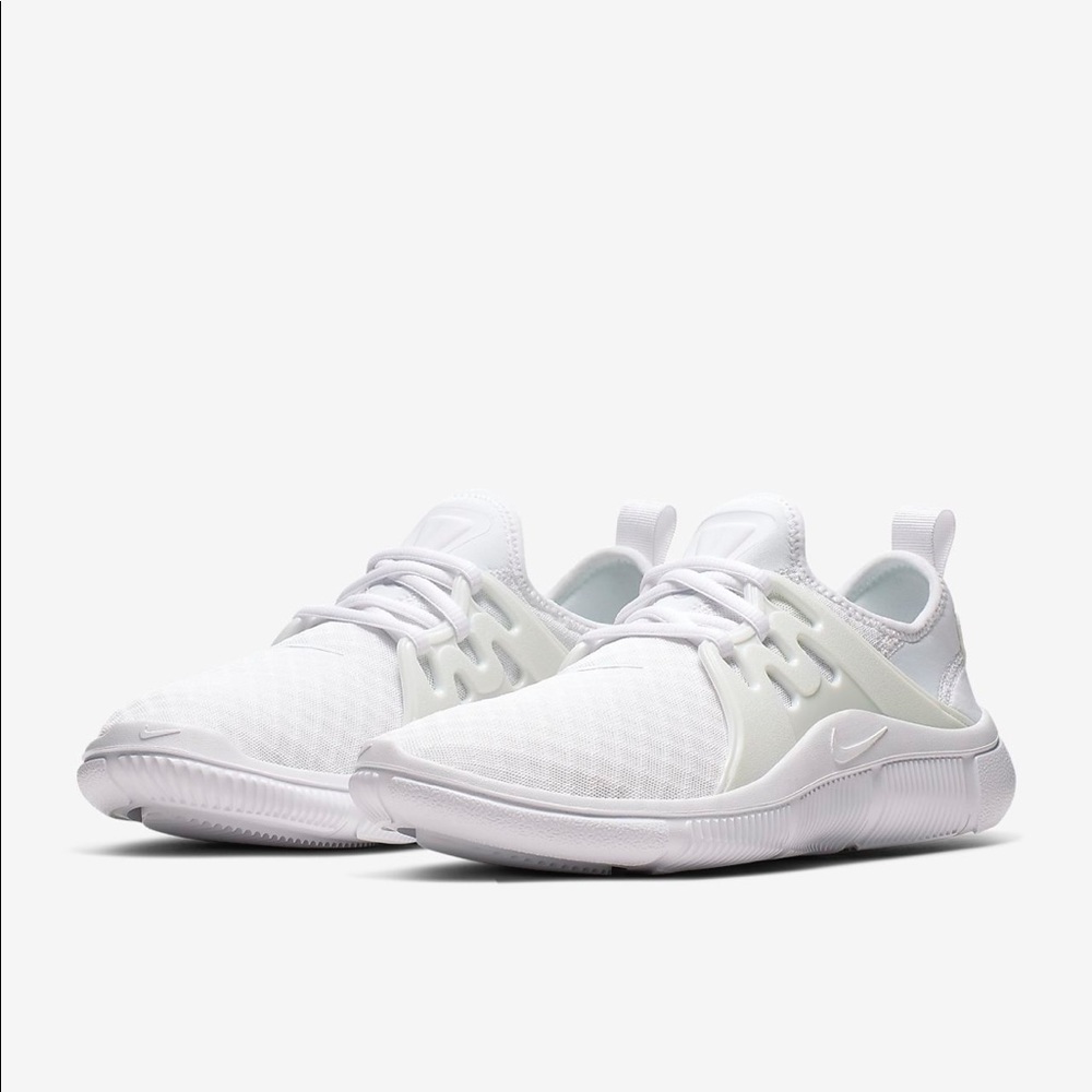 Nike acalme tennis shoes